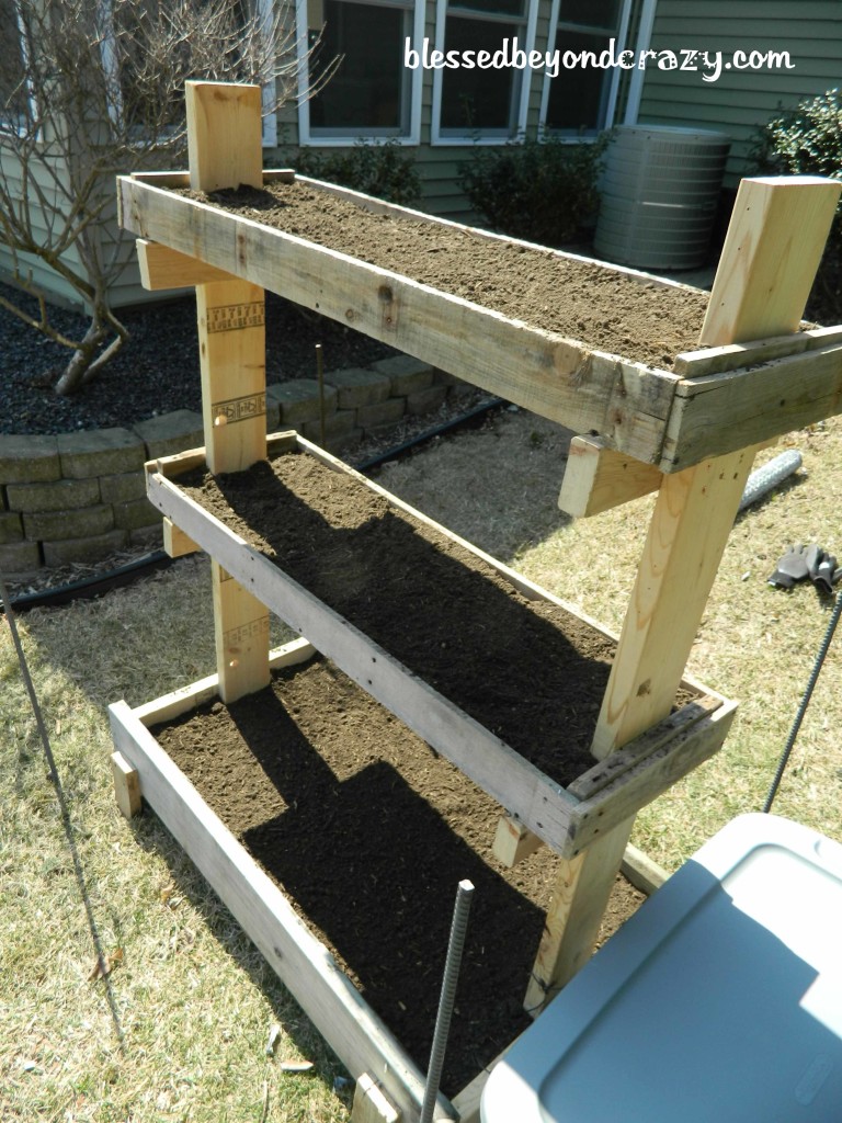 DIY Gardening Box  25+ garden pallet projects