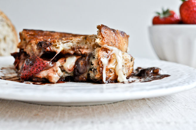 http://www.nobiggie.net/wp-content/uploads/2016/06/Roasted-Strawberry-Brie-Chocolate-Grilled-Cheese.jpg