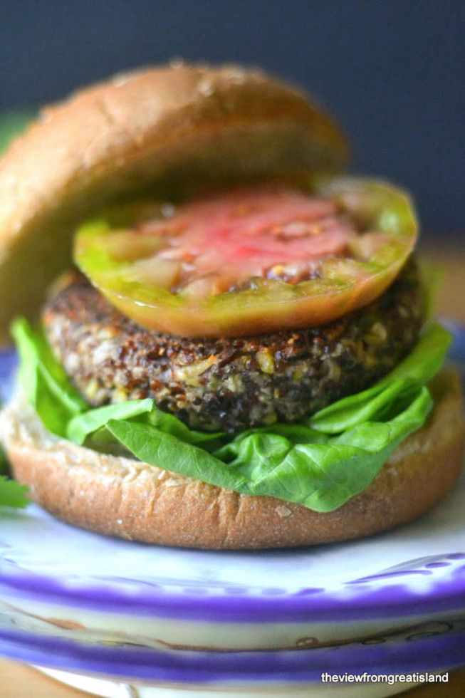 Red Quinoa and Black Beans Veggie Burger | 25+ Grilling Recipes
