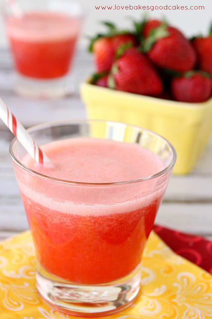 Strawberry Agua Fresca | 25+ Non-Alcoholic Summer Drinks