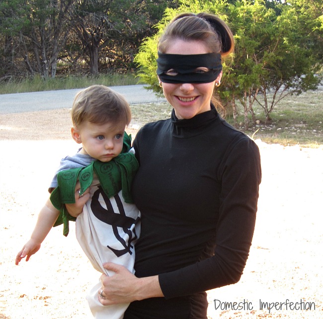 Robber and a bag of money costume | 15+ creative DIY Halloween costumes for moms