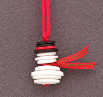Button and yarn snowman ornament | +25 Beautiful Handmade Ornaments