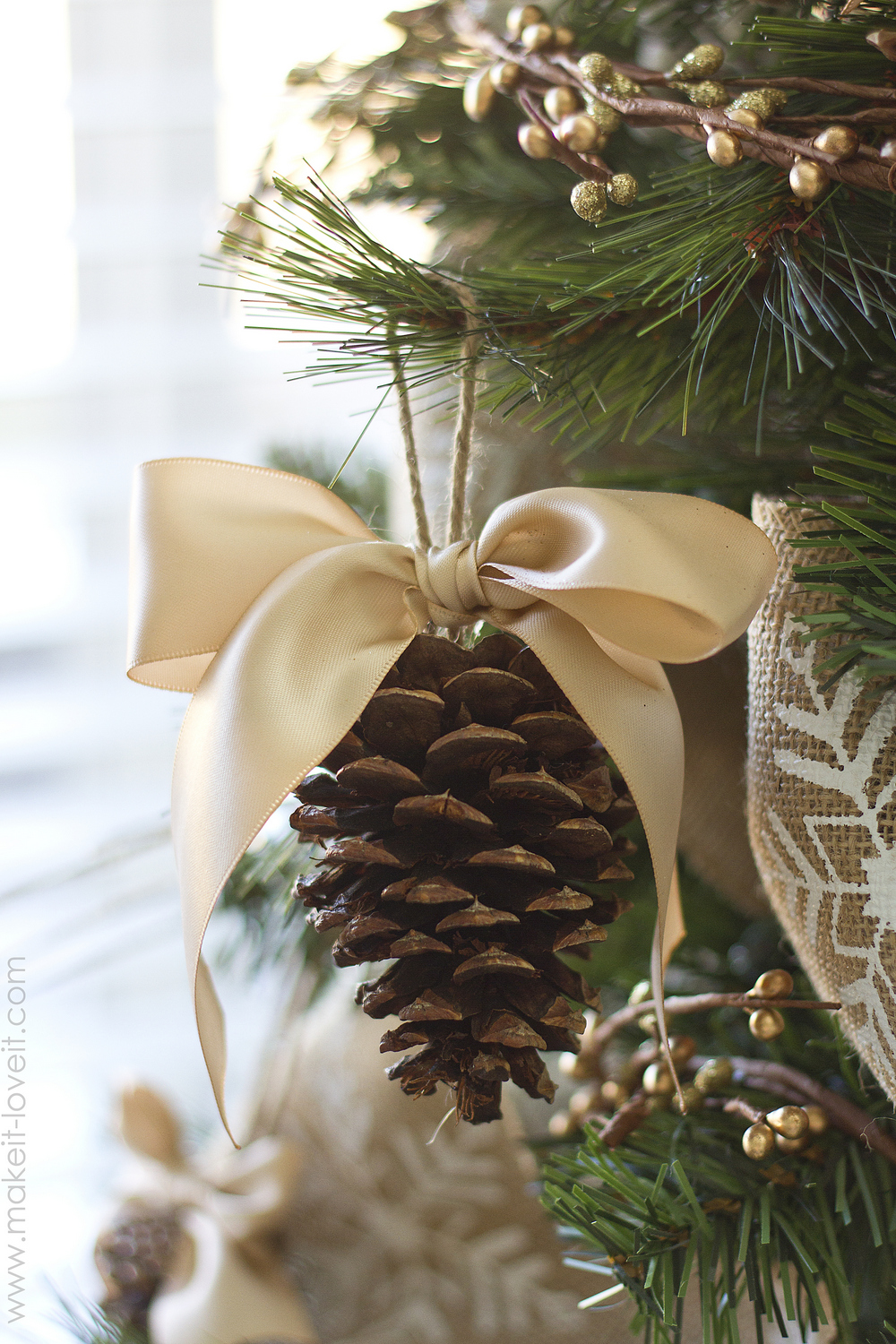 Pine cone bow ornament | +25 Beautiful Handmade Ornaments