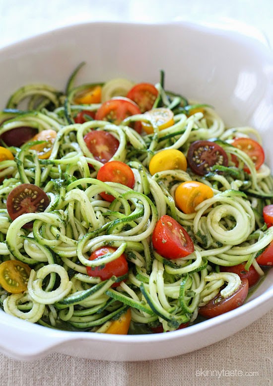 Raw Spiralized Zucchini Noodles with Tomatoes and Pesto | 25+ Delicious Vegetable Side Dishes