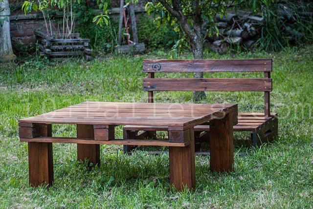 Pallet Picnic Table | 25+ garden pallet projects