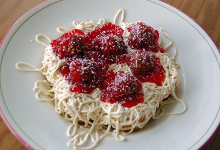 Spaghetti Cupcakes | 25+ April Fools Day ideas