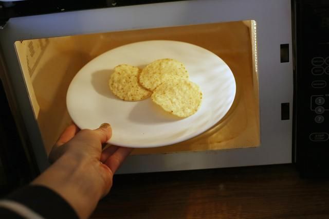 How to Crisp Stale Crackers | 25+ Food Hacks