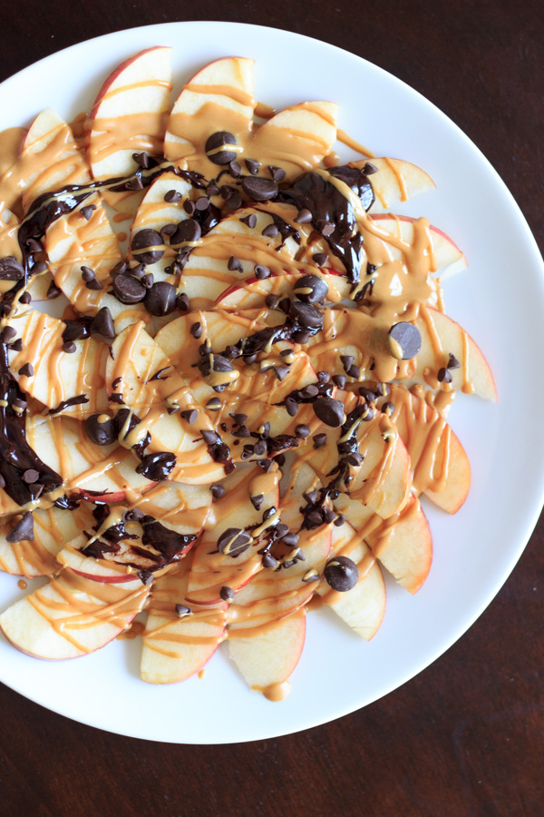 Apple nachos with peanut butter and chocolate | 25+ peanut butter and chocolate desserts