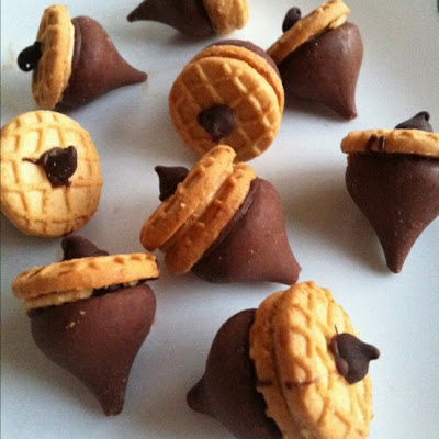 Chocolate and peanut butter acorns | 25+ Thanksgiving treats