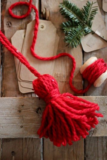 DIY Yarn tassel | 30+ Christmas Wrapping Ideas