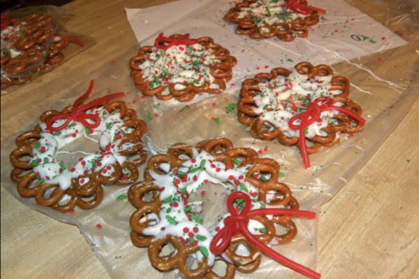 pretzel wreaths | 25+ Cute Christmas Treats