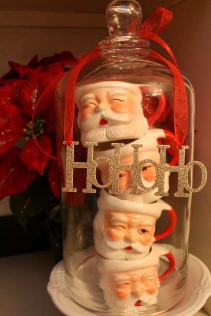 Vintage Santa mugs on display | 25+ easy DIY Christmas decor