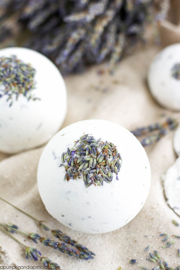 Lavender Bath Bomb Recipe | 25+ bath and body recipes
