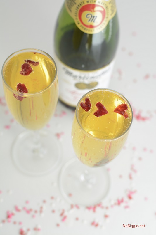dancing cranberry hearts in champagne | Video on NoBiggie.net