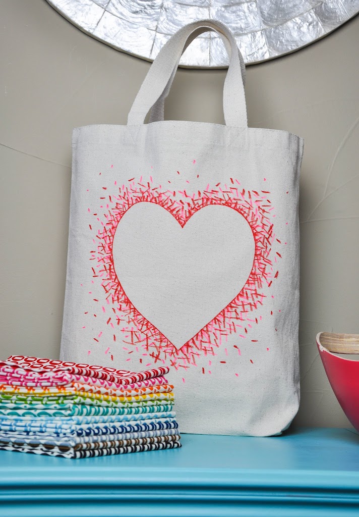 DIY negative space heart bag with sharpies | 25+ Sharpie Crafts