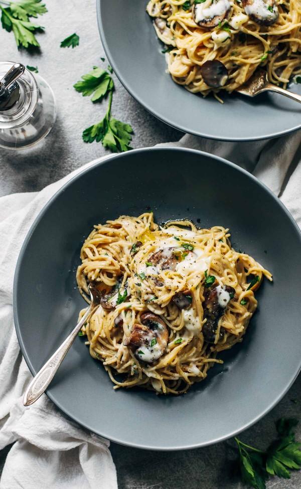 Creamy Garlic Herb Mushroom Spaghetti | 25+ mushroom recipes