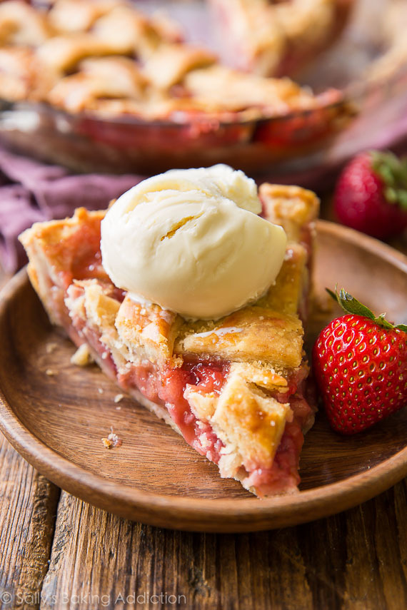 Strawberry Rhubarb Pie | 25+ Thanksgiving Pies