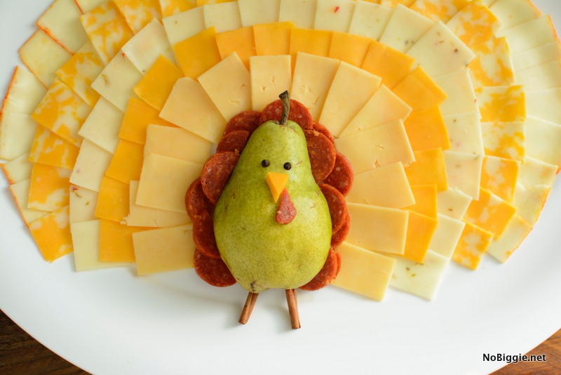 Thanksgiving Turkey Cheese and crackers platter | NoBiggie.net