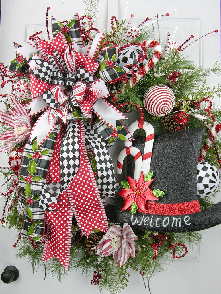 Welcome Peppermint Wreath | 25+ Beautiful Christmas Wreaths