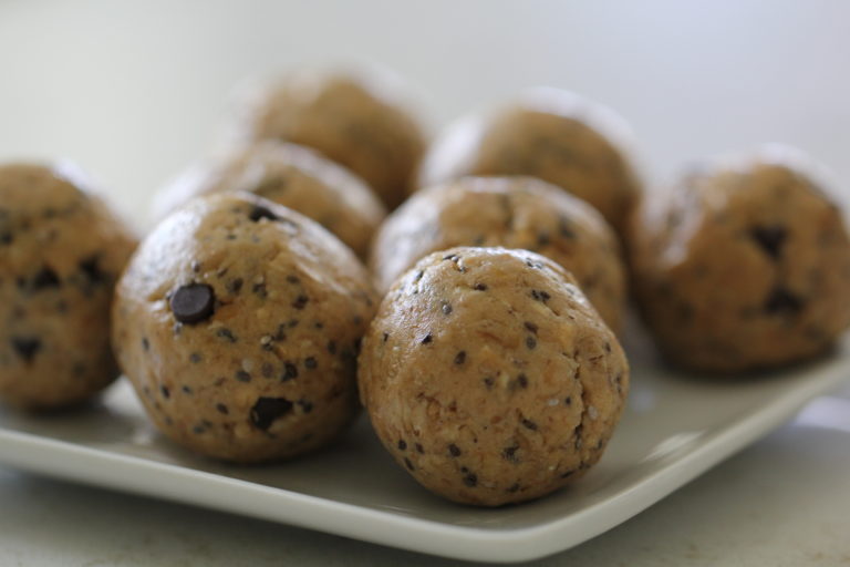 Cookies and Cream Energy Balls | 25+ Energy Bites
