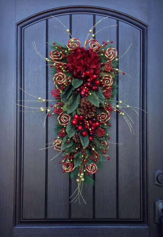 Teardrop Christmas Wreath | 25+ MORE Beautiful Christmas Wreaths