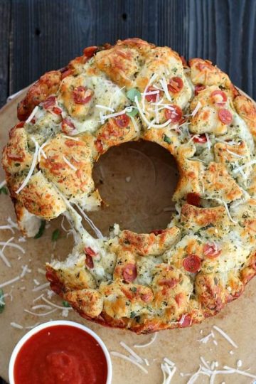 Pull Apart Cheesey Pizza Bread Ring | 25+ Food Party Ring Idea