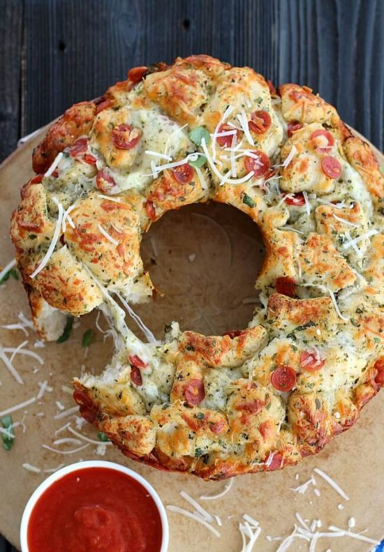 Pull Apart Cheesey Pizza Bread Ring | 25+ Food Party Ring Idea