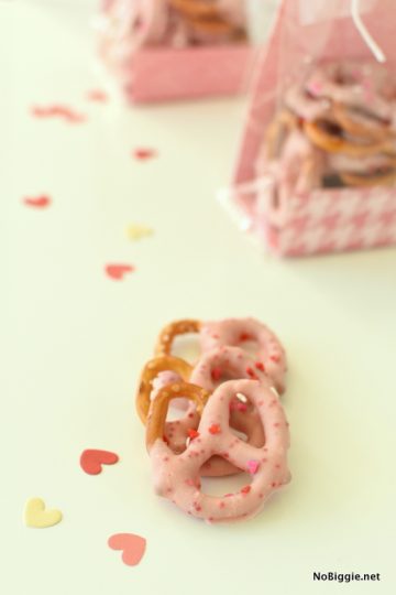 Valentine Pretzels dipped + sprinkles | NoBiggie.net