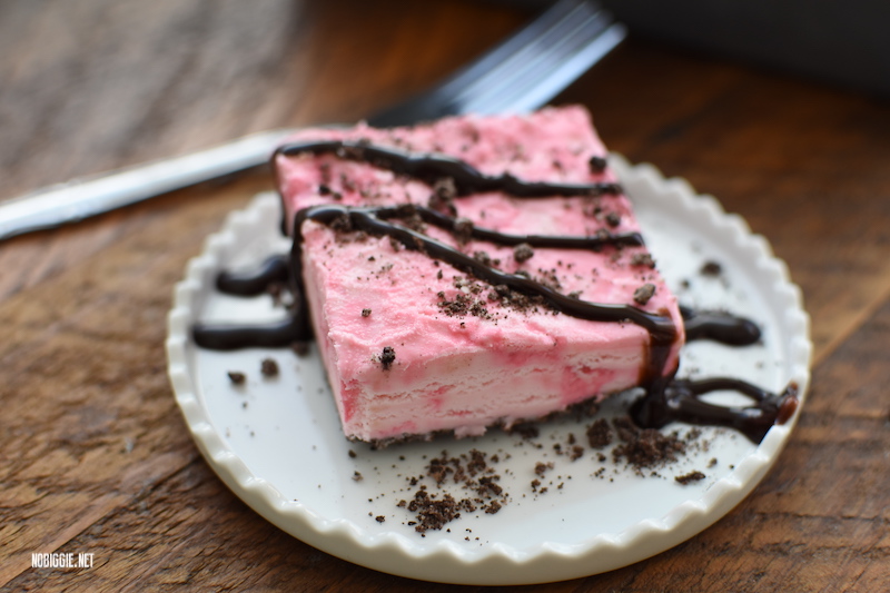 pink peppermint ice cream dessert bars | NoBiggie.net
