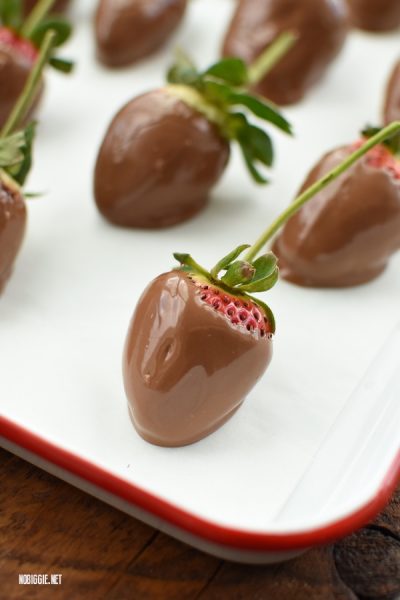 Slow Cooker Chocolate Dipped Strawberries | NoBiggie