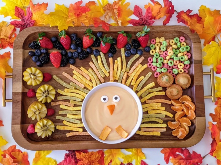 Adorable turkey snack board | Thanksgiving Charcuterie Boards