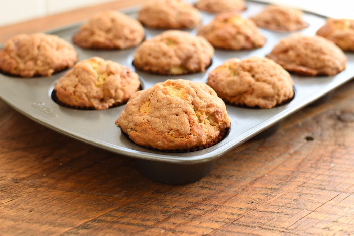 easy banana muffins with brown sugar crumb topping | NoBiggie.net